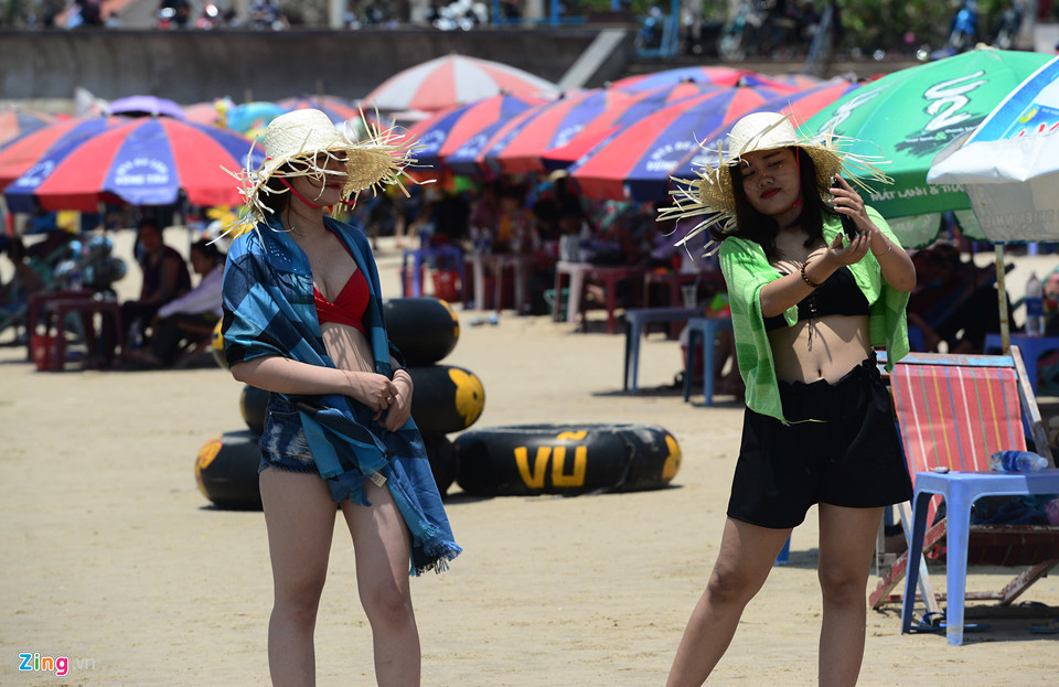 Hàng nghìn người nô đùa ở biển Vũng Tàu khi nhiệt độ gần 40 độ C